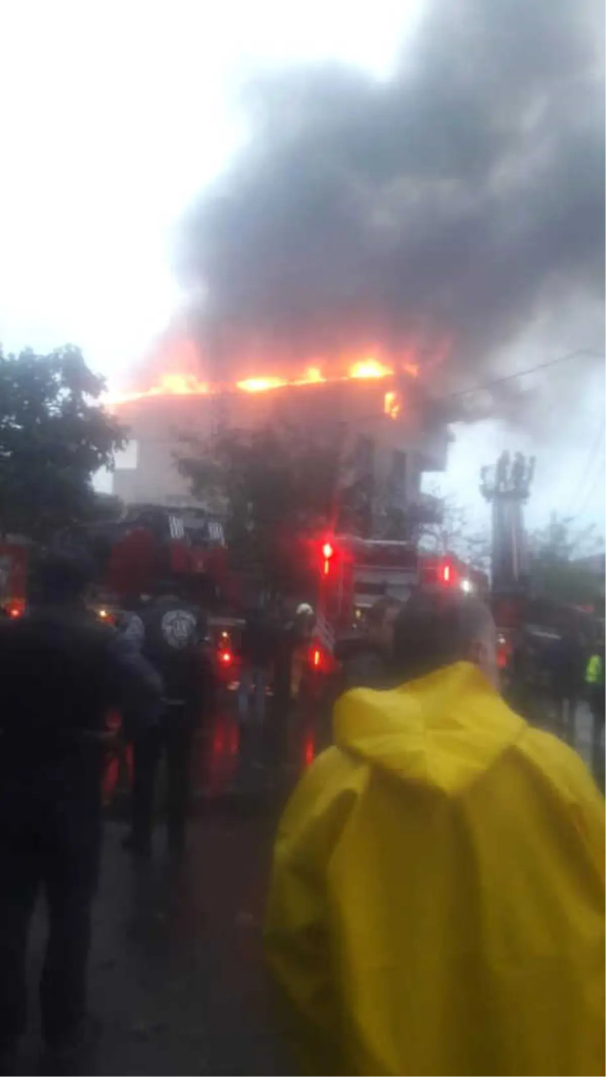 Beykoz\'da Apartmana Yıldırım Düştü; Çatı Alev Alev Yandı