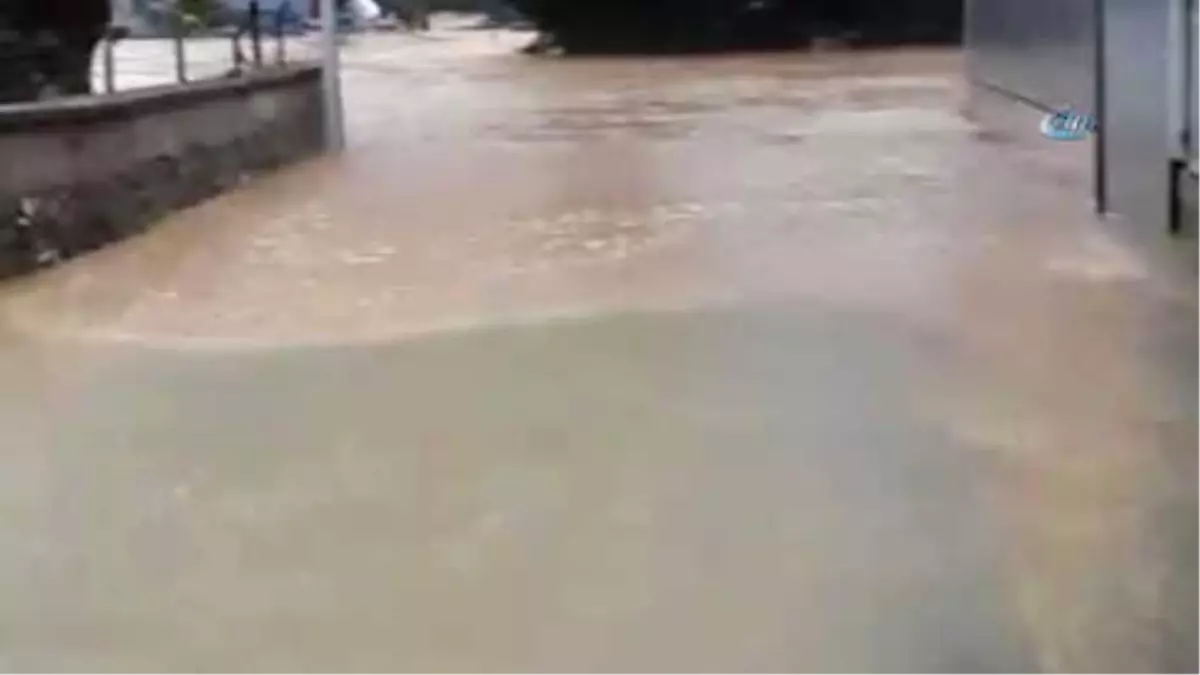 Beykoz\'da Sağanak Yağış, Su Baskınlarına Neden Oldu