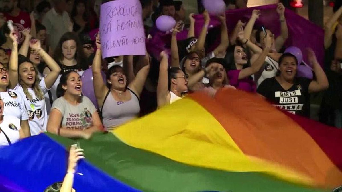 Brezilya\'da Kadınlar \'Aşırı Sağcı\' Aday Jair Bolsonaro\'ya Karşı Protesto Düzenledi
