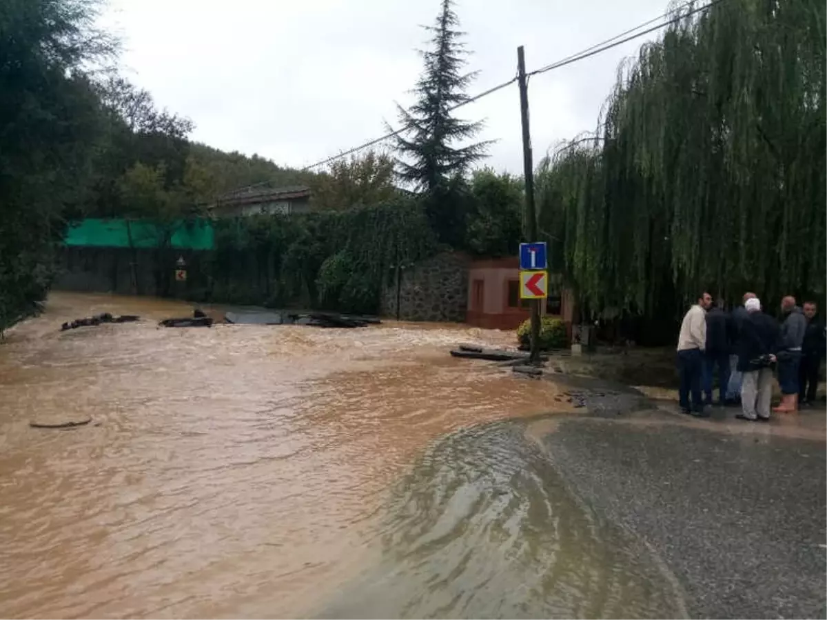 Çekmeköy\'de Dere Taştı, Vatandaşlar Evlerinde Mahsur Kaldı