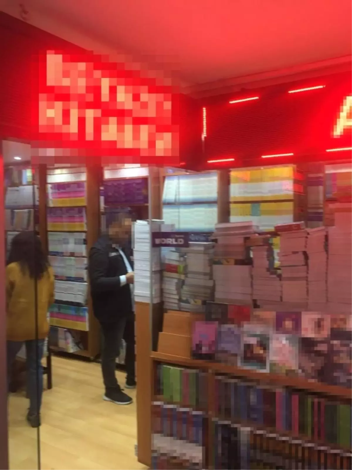 Fatih\'te Korsan Kitap Operasyonu: 14 Bin 200 Kitap Ele Geçirildi