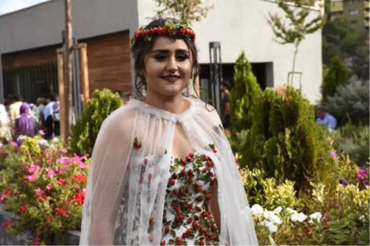 Festivalde, Kuşburnu İşlemeli Gelinliğe İlgi