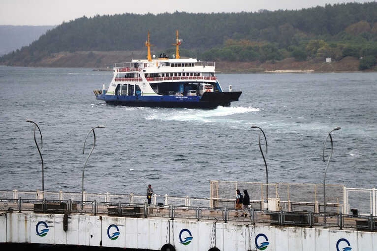 Gökçeada\'da Feribot Seferlerine Fırtına Engeli