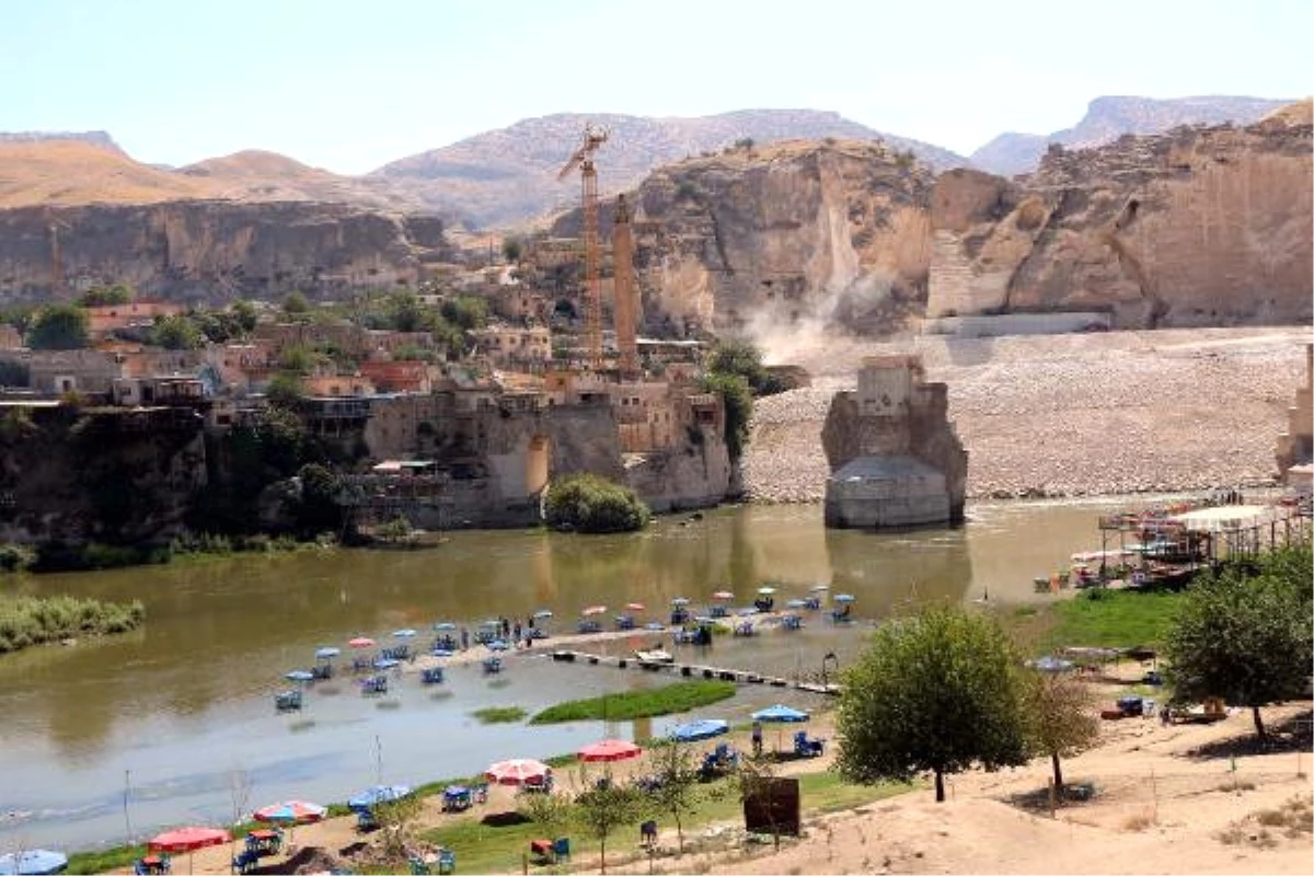 Hasankeyf\'te Sökülen Minarenin Taşları, Numaralandırılarak Kültürel Parka Taşındı