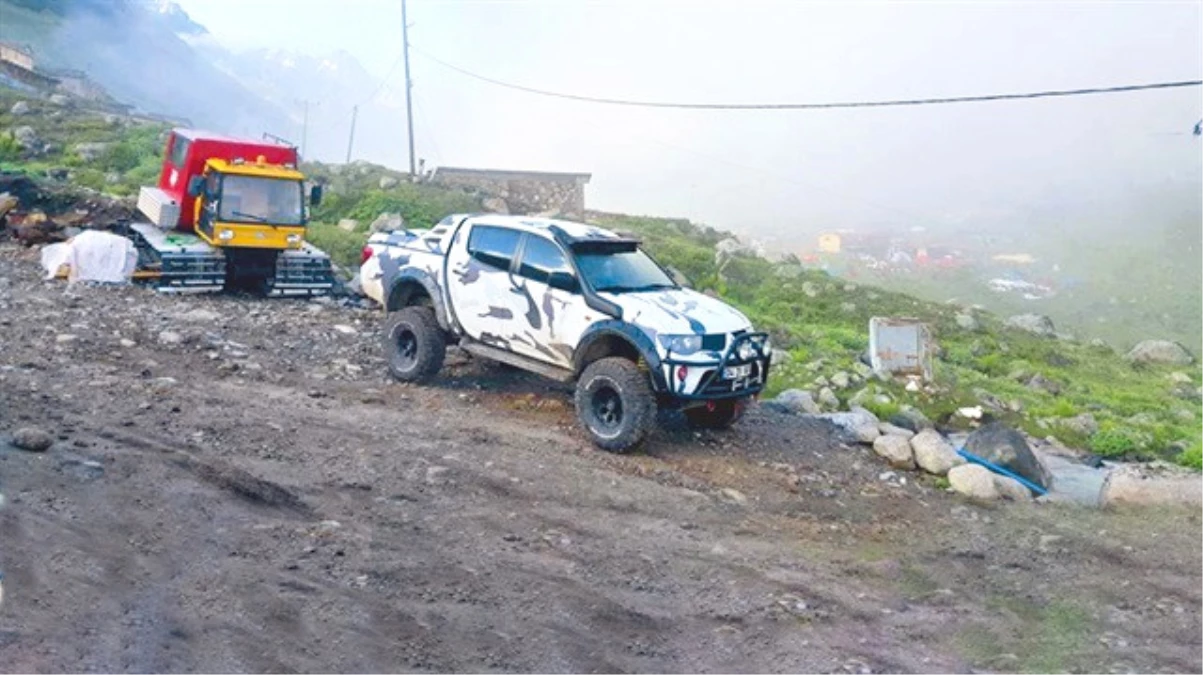 Karadeniz\'de Vatandaşlar Terörist Sızmalarını Kontrol Etmek İçin Paletli Araçlarla Devriyeye Çıkıyor