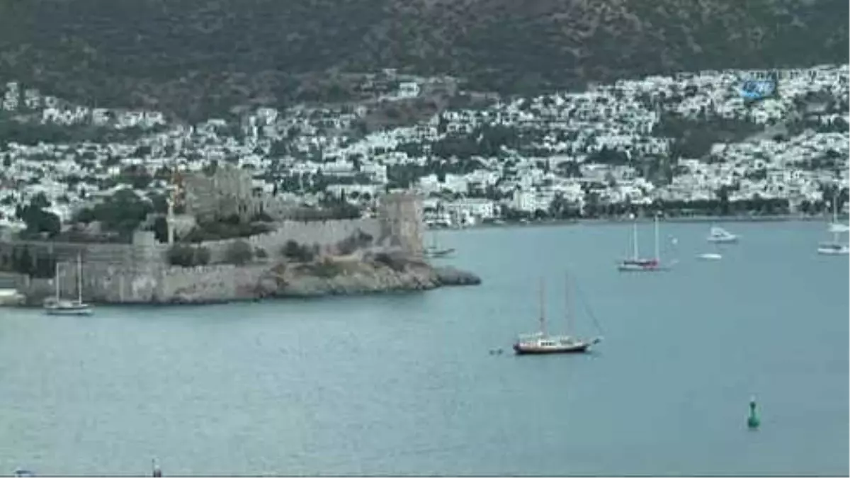 Kasırga Bodrum\'u Teğet Geçti, Güneşi Gören Denize Koştu