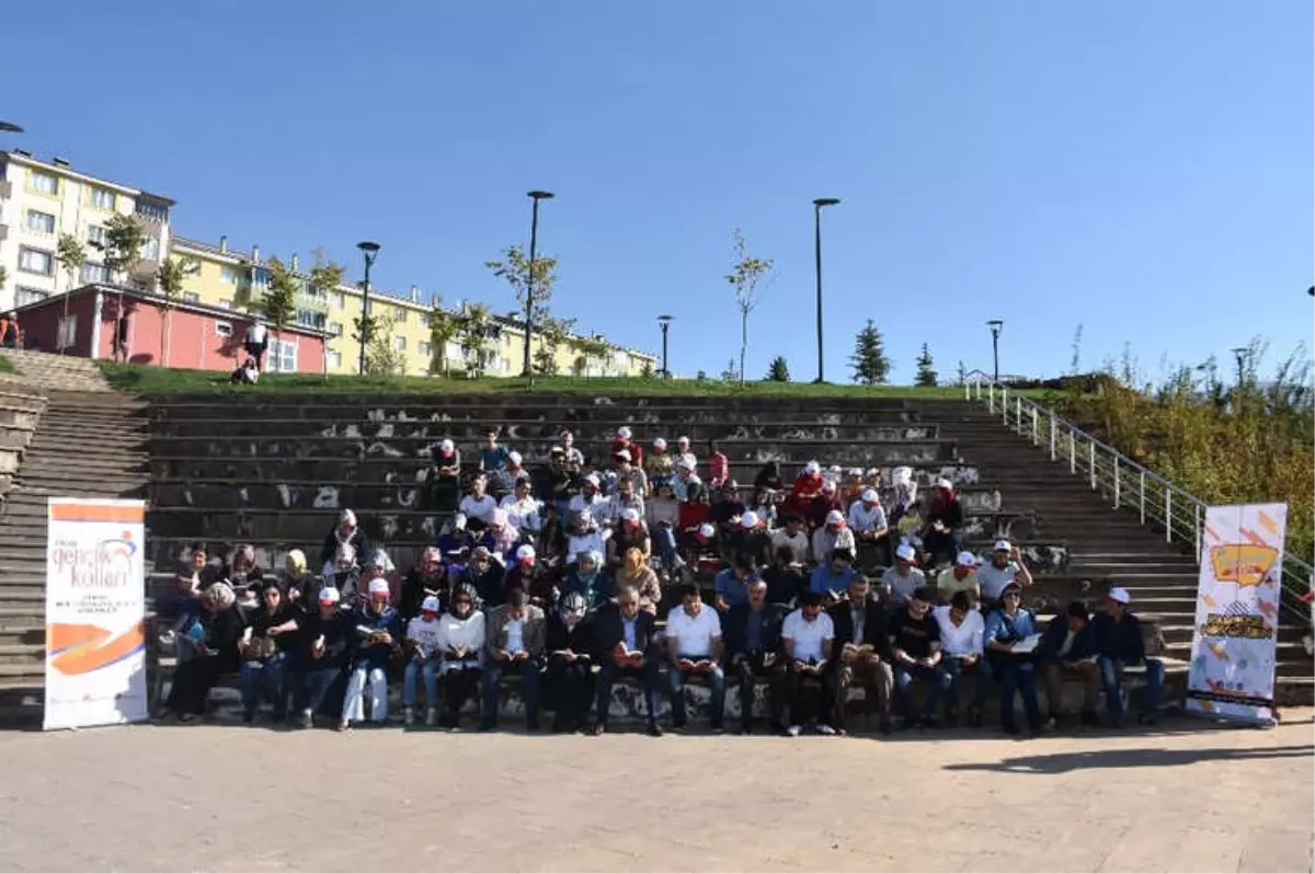 Kentin İleri Gelenleri Sokakta Kitap Okudu