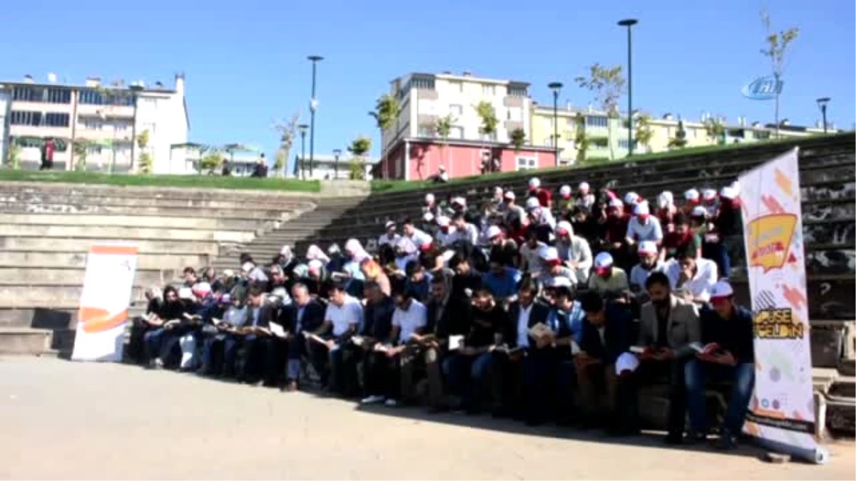 Kentin İleri Gelenleri Sokakta Kitap Okudu