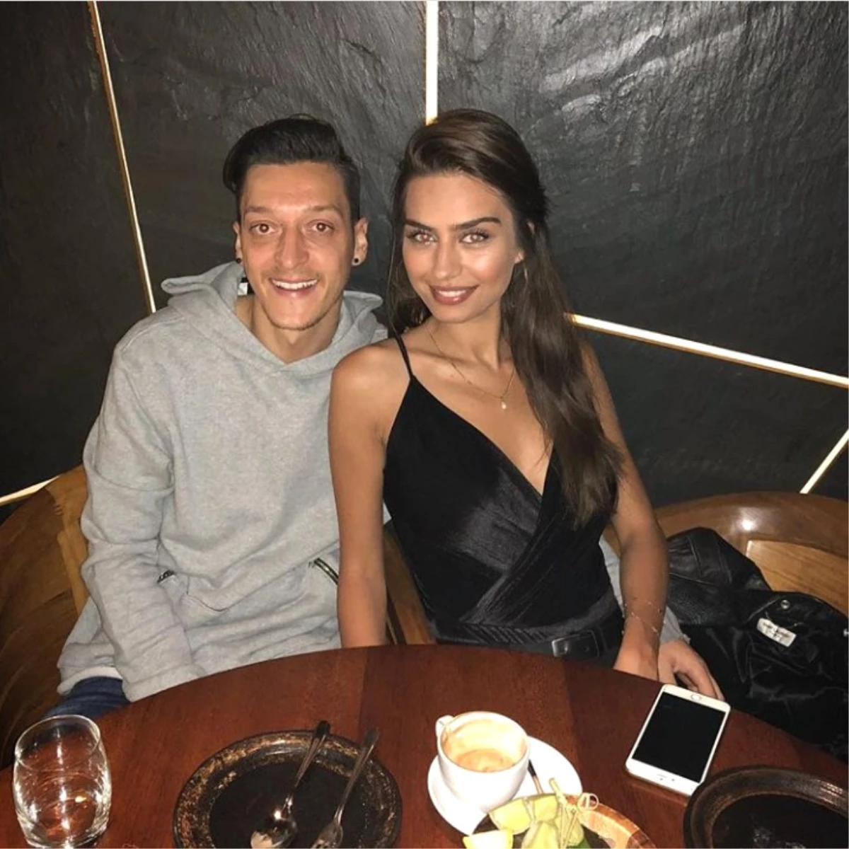 Mesut Özil\'in Sevgilisi Amine Gülşe, İngiltere\'nin En Güzel Üçüncü Yengesi Seçildi