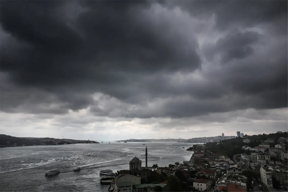 Meteorolojiden "Kırbaç Kasırgası" Uyarısı: Şiddetini Azaltarak Kuzeye Yönelecek Ancak Tedbirli Olun