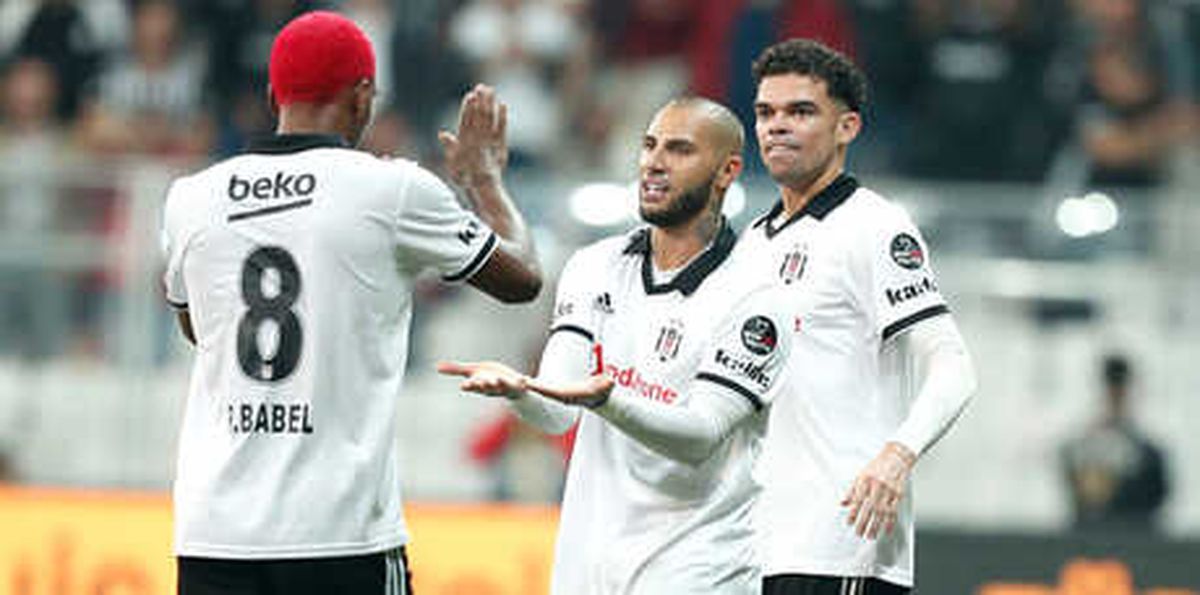 Ryan Babel\'den Zemin Şikayeti!