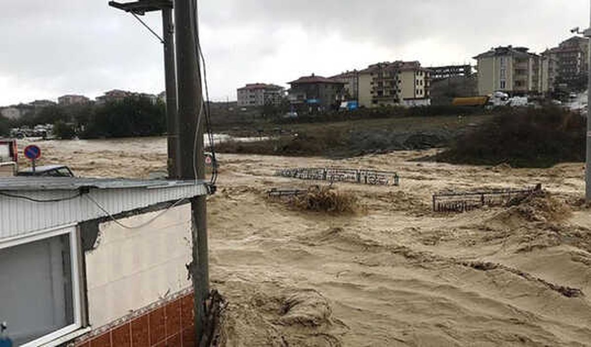 Sakarya ve Kocaeli\'de Sağanak Sele Yol Açtı