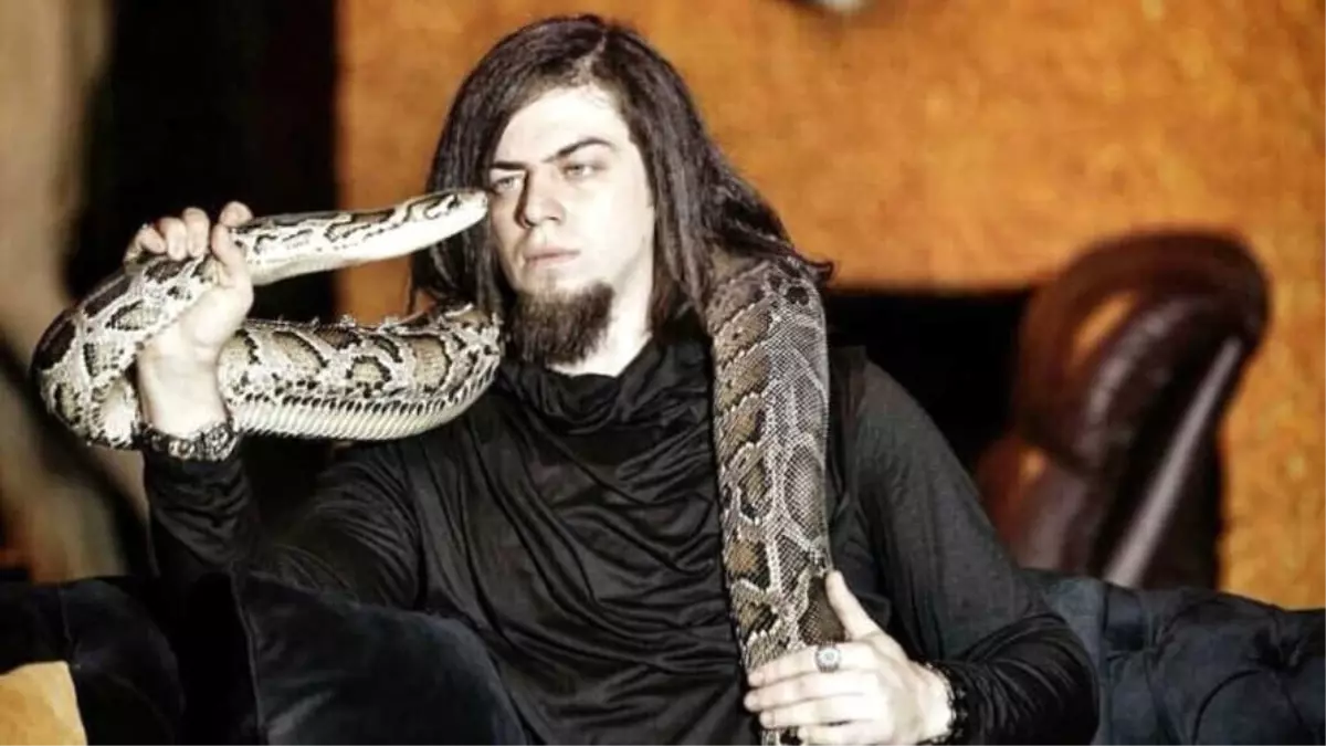 Sihirbaz Aref Ghafouri\'nin Kafesinden Kaçan Piton Yılanı, Komşunun Balkonunun Su Giderinden Çıktı