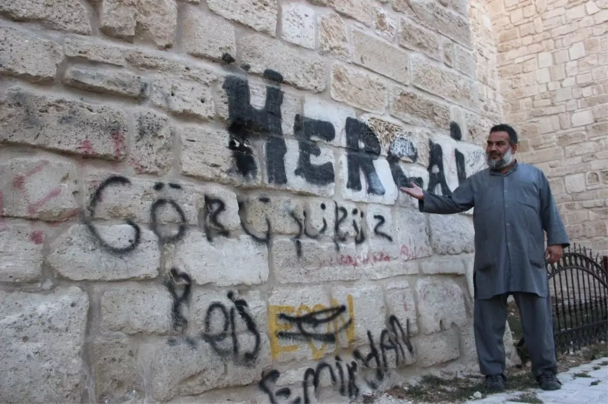 Tarihi Kalenin Surları Yaz-boz Tahtasına Döndü