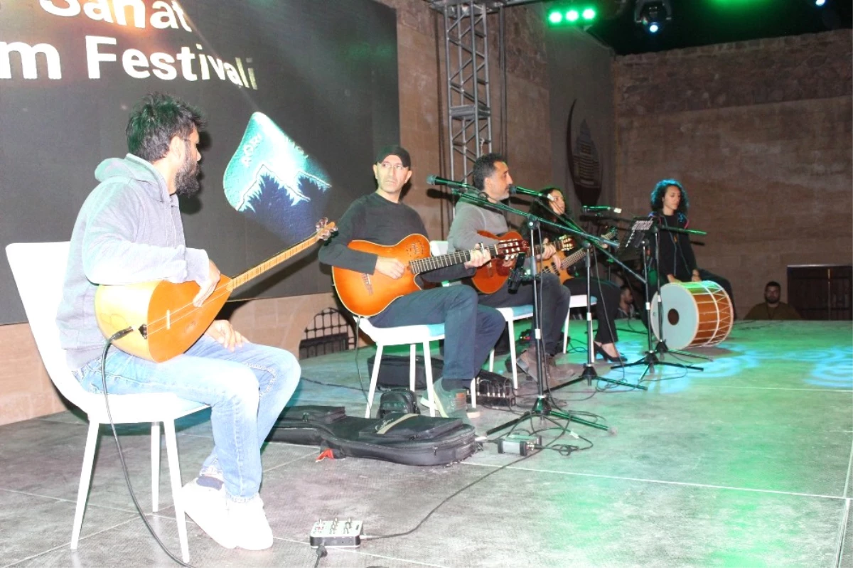 Tarihi Saray, Grup Abdal Şarkıları ile Yankılandı