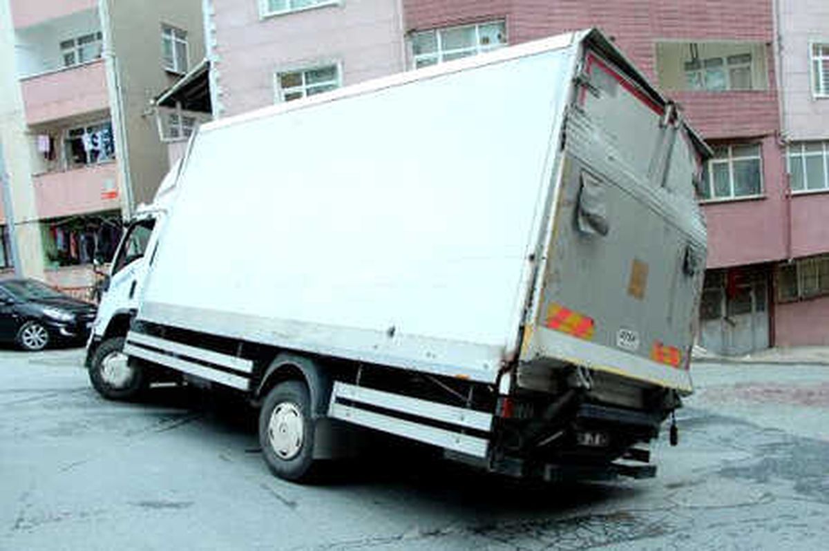 Virajı Alamayan Damacana Su Yüklü Kamyonet Yan Yattı