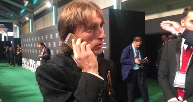 Image result for Real Madrid'in yÄ±lda 70 milyon lira kazanan HÄ±rvat oyuncusu Luka Modric, eski model Iphone'nuyla poz verince taraftarlarÄ± ÅaÅkÄ±nlÄ±Äa uÄrattÄ±.