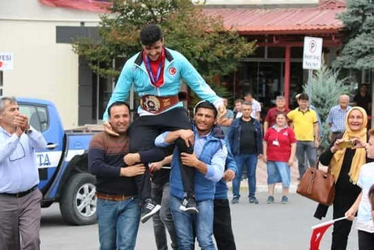 Arif Özen\'e Coşkulu Karşılama