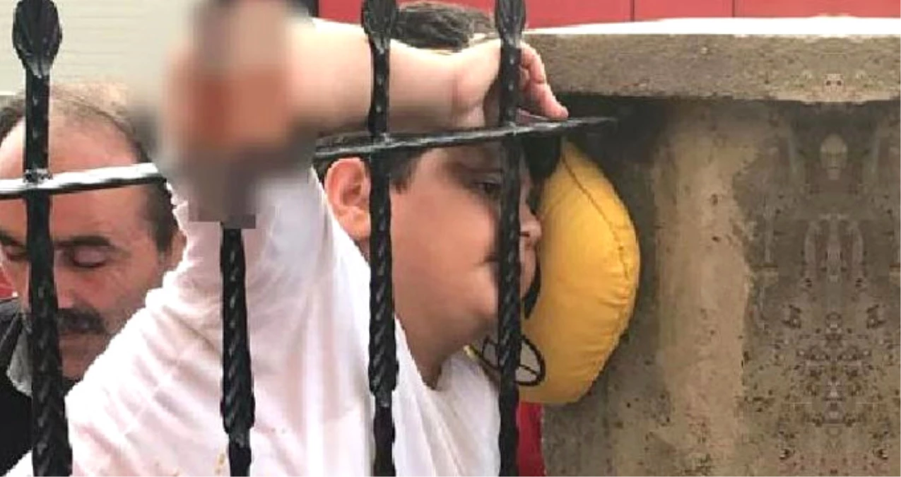 Arkadaşlarıyla Oynayan 11 Yaşındaki Çocuk, Demir Korkuluklara Saplandı