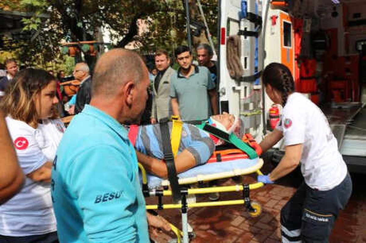Budamak İstediği Ağaçtan Düşen İşçi Ağır Yaralandı