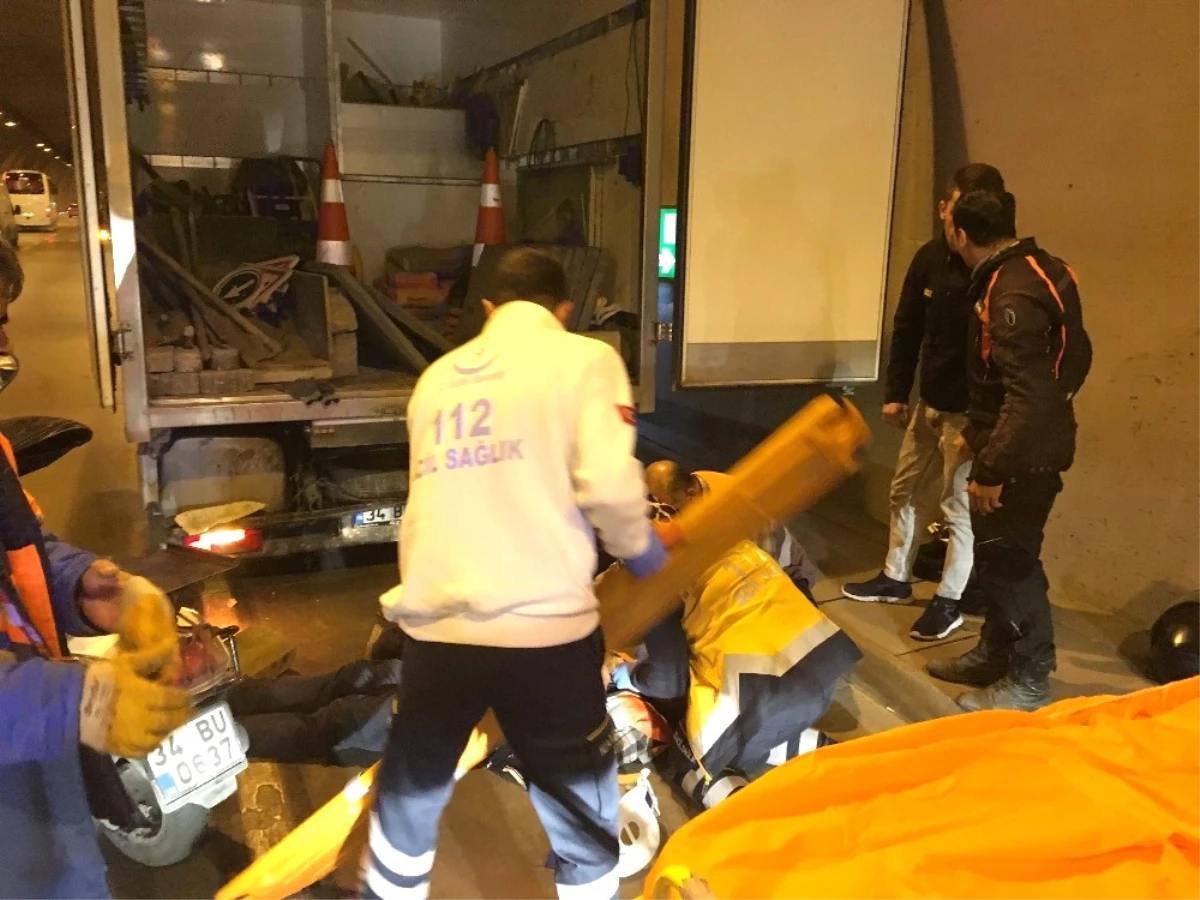 Dolmabahçe Tüneli\'nde Motosiklet İşçilerin Arasına Daldı: 2 Yaralı
