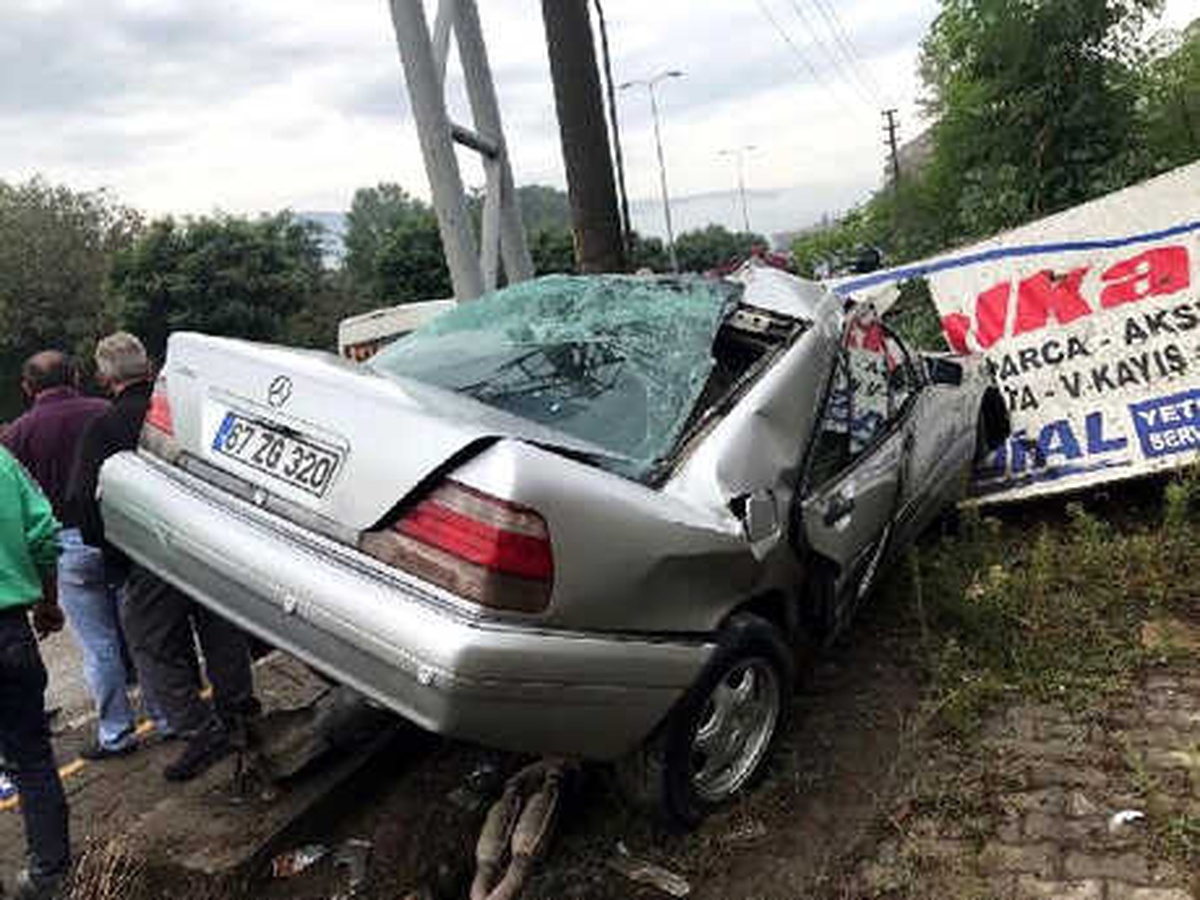Elektrik Direğine Çarpan Otomobilin Sürücüsü Yaralandı