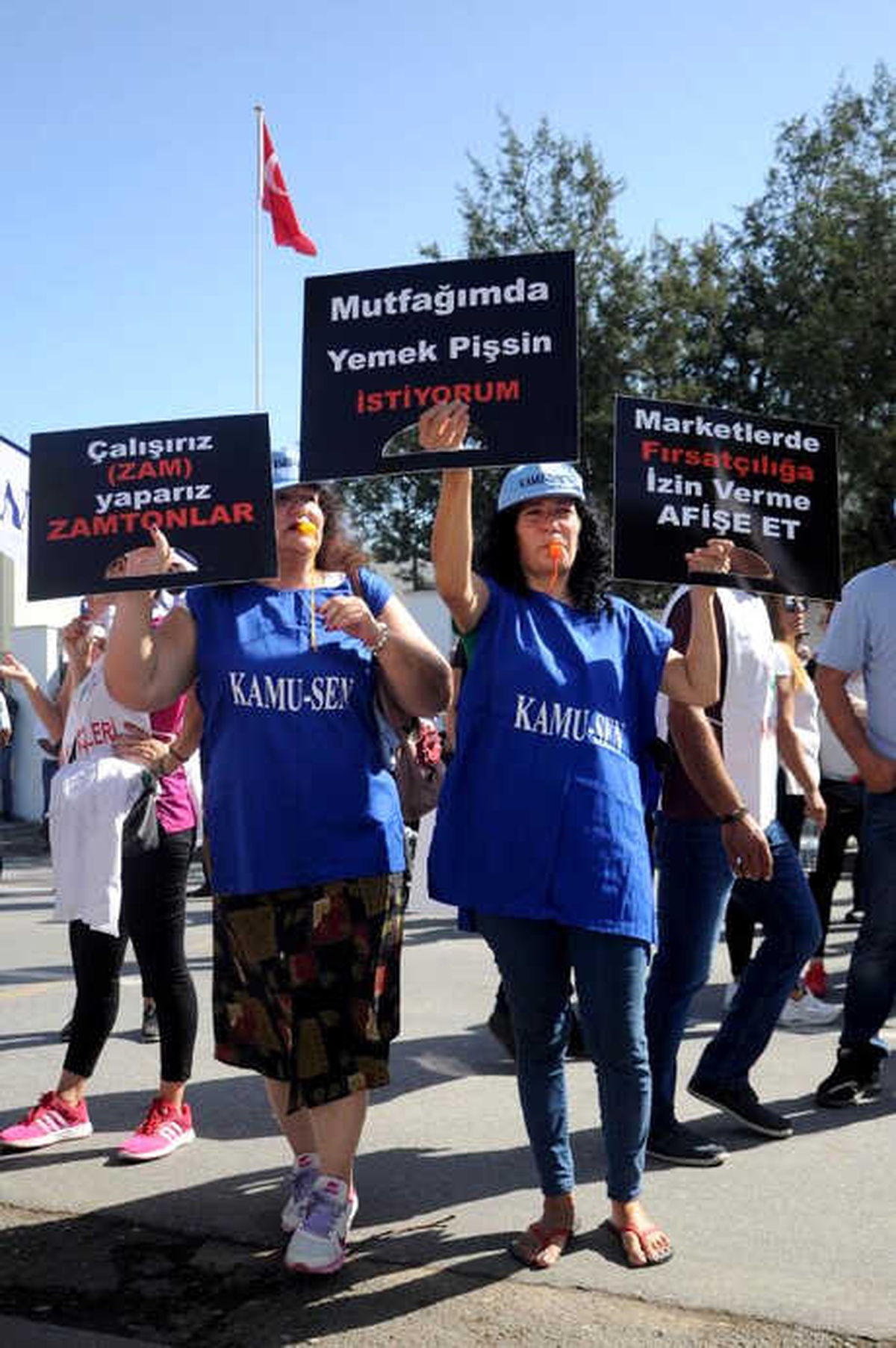 Ellerinde Kazıklarla Meclis Önünde Zamları Protesto Ettiler