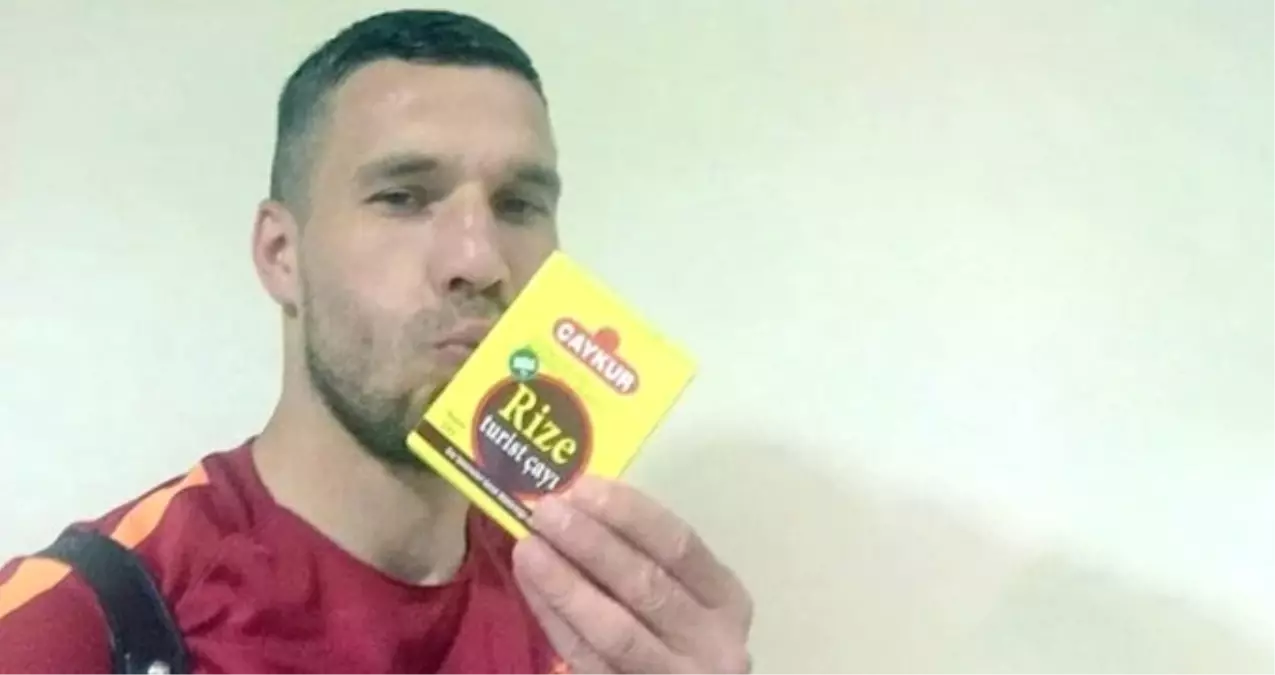 Eski Galatasaraylı Podolski, Rize\'nin Fenerbahçe Galibiyeti Sonrası Çay Paketi Öptü