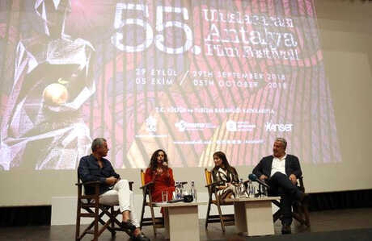 Hazal Kaya\'yı Antalya\'da Ağlatan Kutlama