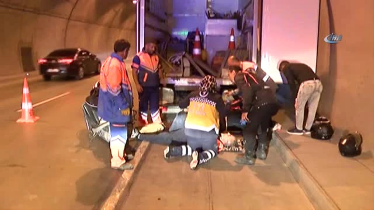 Motosikletli Sürücü Dolmabahçe Tüneli\'nde Yol Bakımı Yapan İşçilerin Arasına Daldı: 2 Yaralı