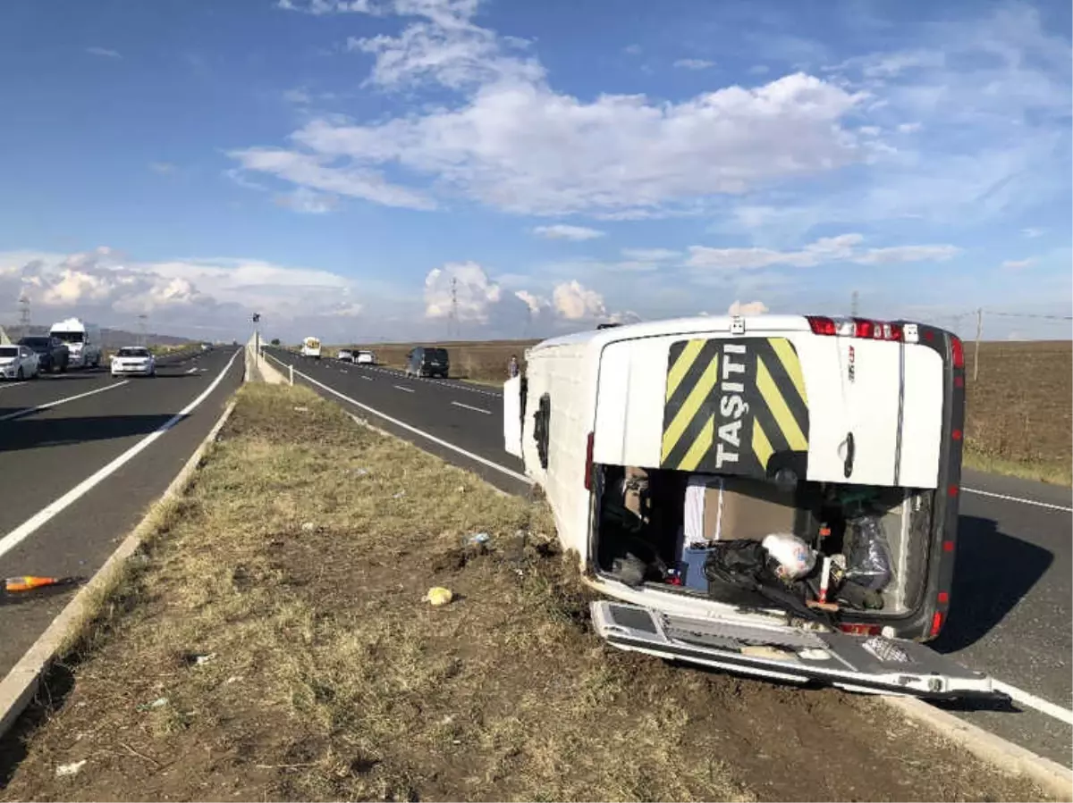 Öğrenci Servisi Devrildi: 18 Yaralı