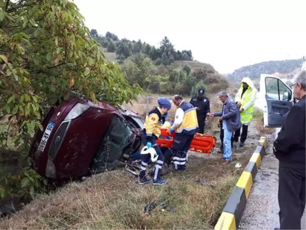 Otomobil Kayganlaşan Yolda Takla Attı: 2 Yaralı