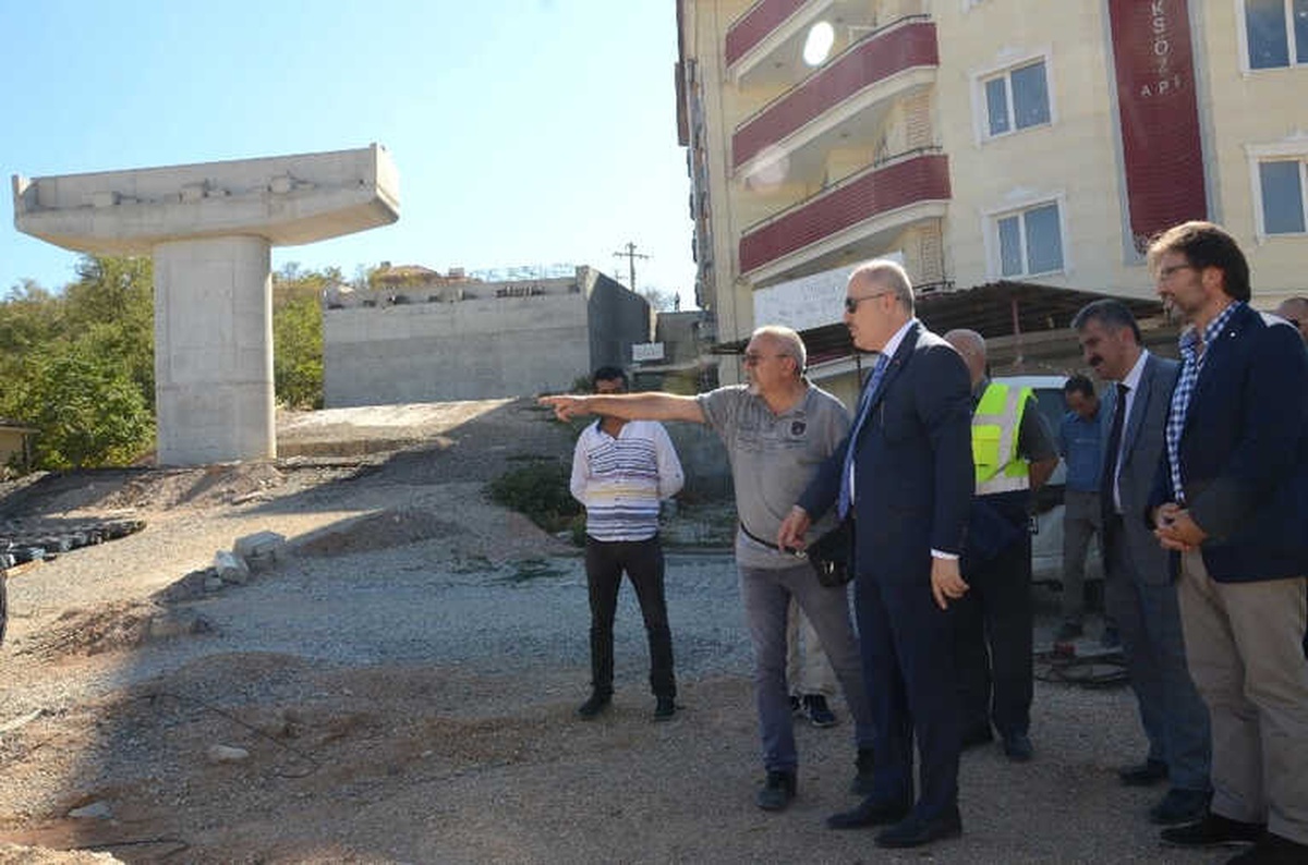 "Vatandaşa Hizmetkar Olmayacaklar, Belediye Başkanlığına Soyunmasın"