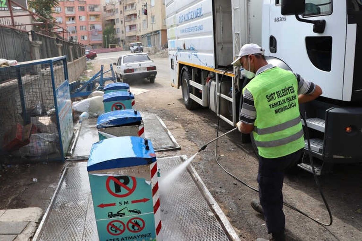 Siirt\'te Çöp Konteynırları Dezenfekte Ediliyor