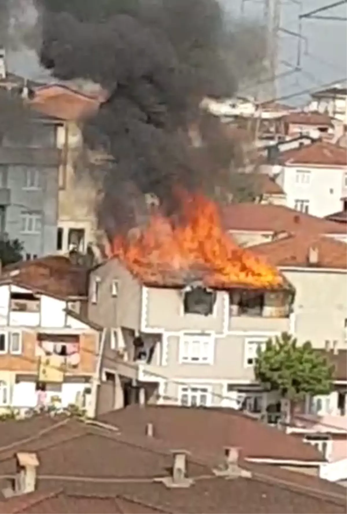 Evin Çatı Katında Çıkan Yangında Yaralanan Engelli Çocuk, Hayatını Kaybetti