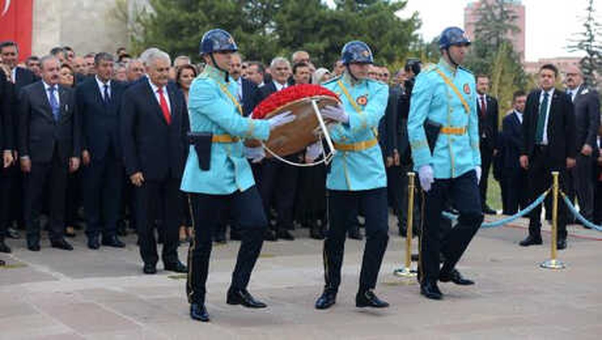TBMM Başkanı Yıldırım, Atatürk Anıtı\'na Çelenk Bıraktı