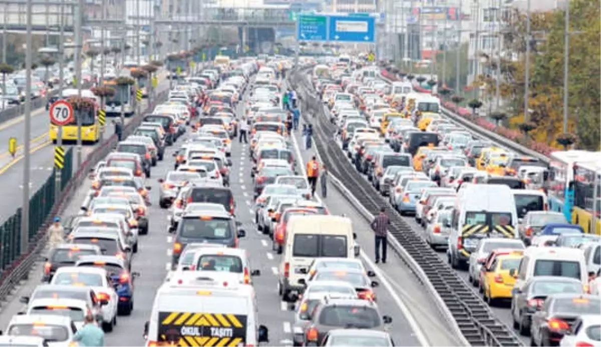 Tem\'de Devrilen Tır Trafiği Kilitledi