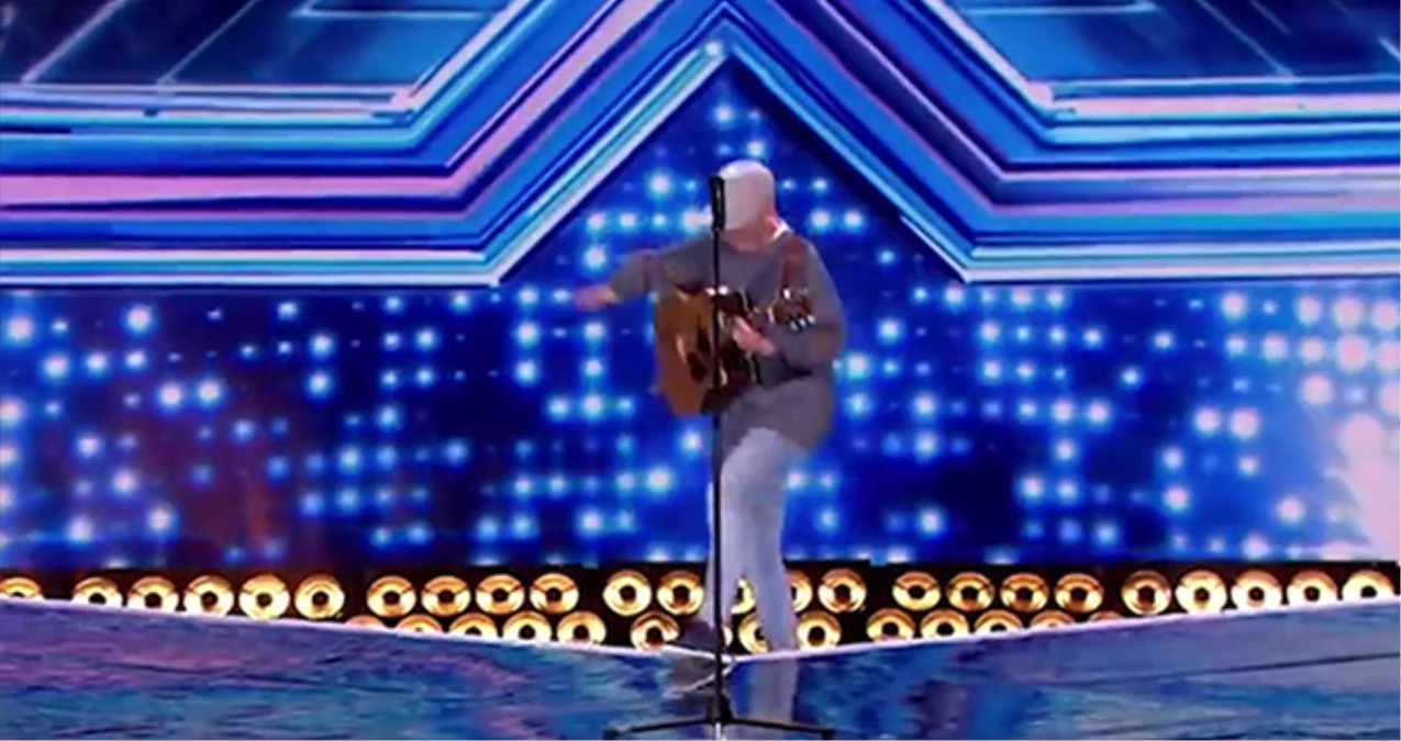 The X Factor\'e Katılan Yarışmacı, Performansı Esnasında Sahneden Düştü