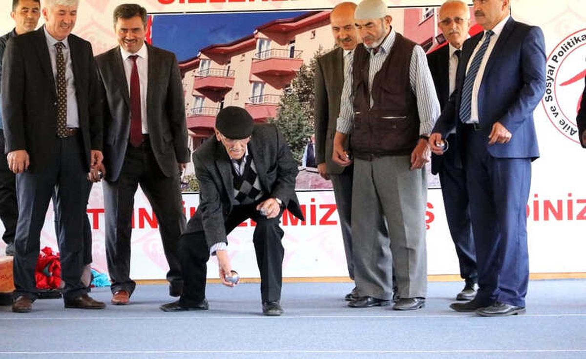 Yaşlılar, İl Müdürleriyle Bocce Maçı Yaptı