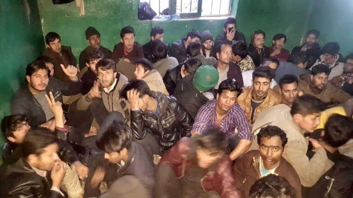 Ağrı\'da Bir Eve Hapsedilmiş 250 Kaçak Göçmen Yakalandı, 10 Şüpheli Tutuklandı