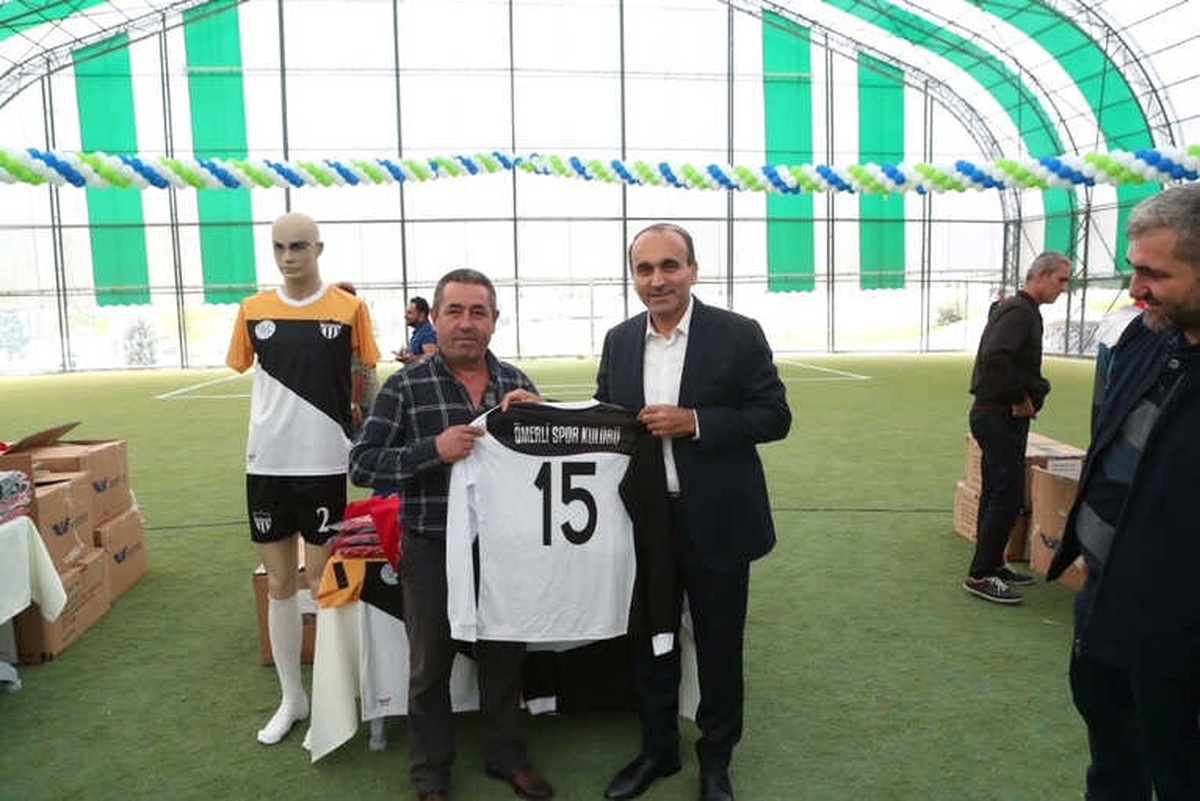 Arnavutköy\'de Amatör Spor Kulüplerine 10 Bin Parçalık Malzeme Desteği