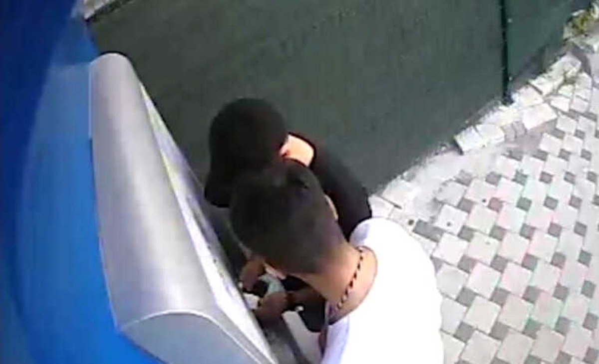Atm\'ye İğne Deliği Kadar Gizli Kamera