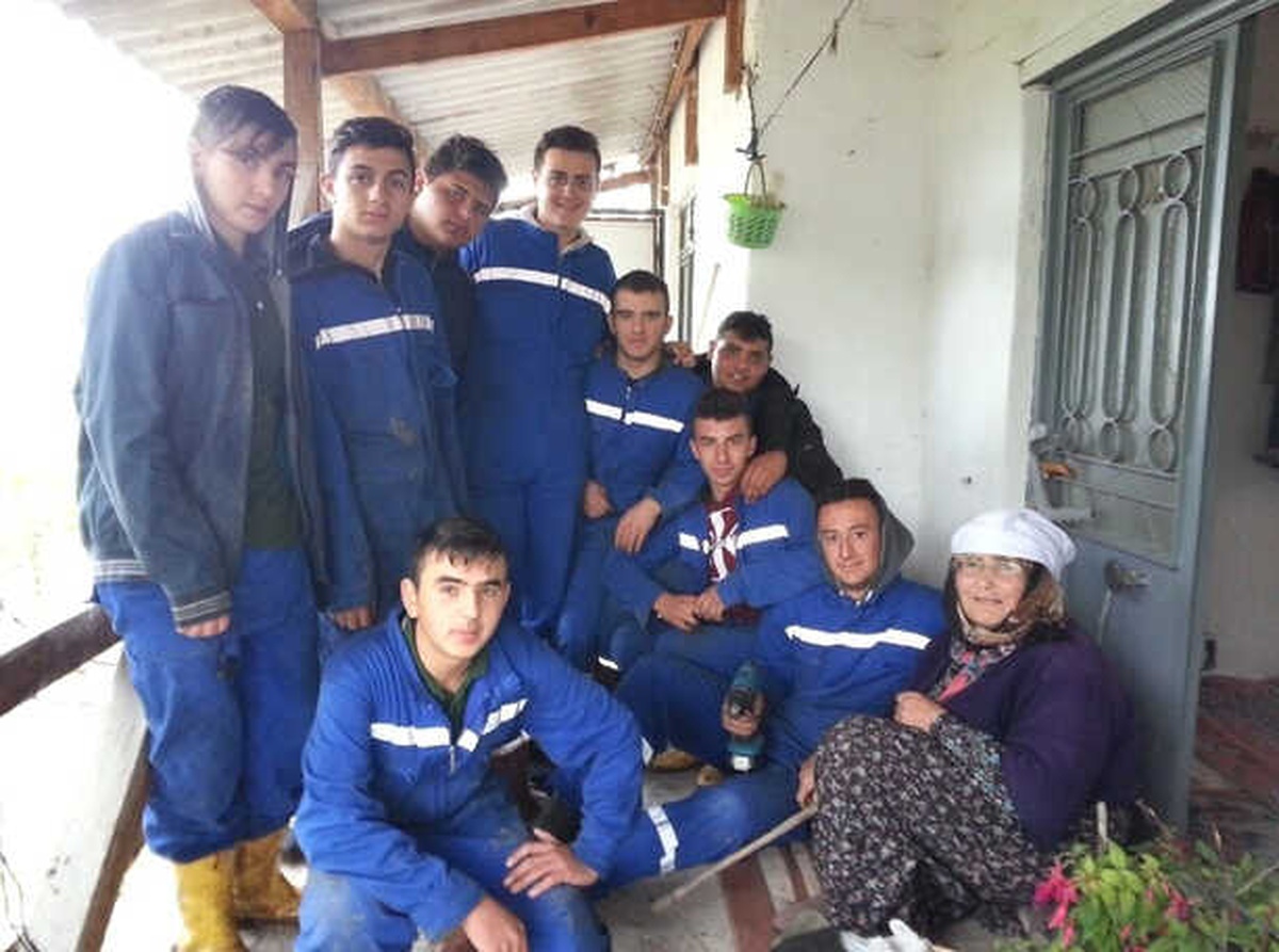 Bana Bir El Uzat\' Projesine Öğrencilerden Destek