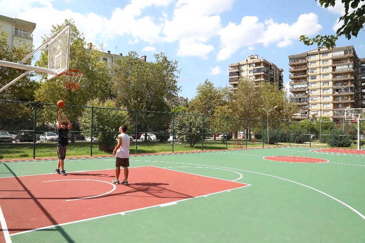 Bayraklı\'da Basketbol Sahaları Yenileniyor