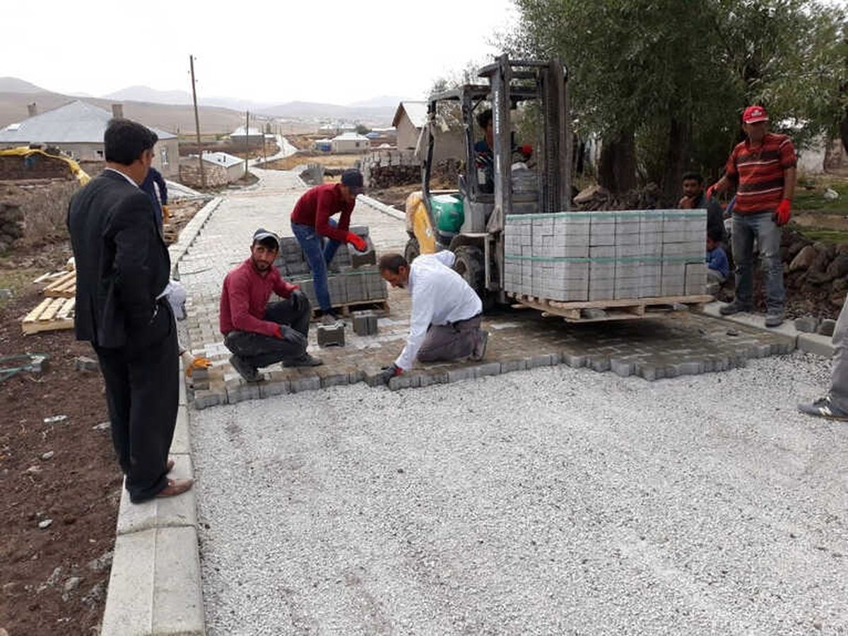 Çaldıran\'da Yol Yapım Çalışması