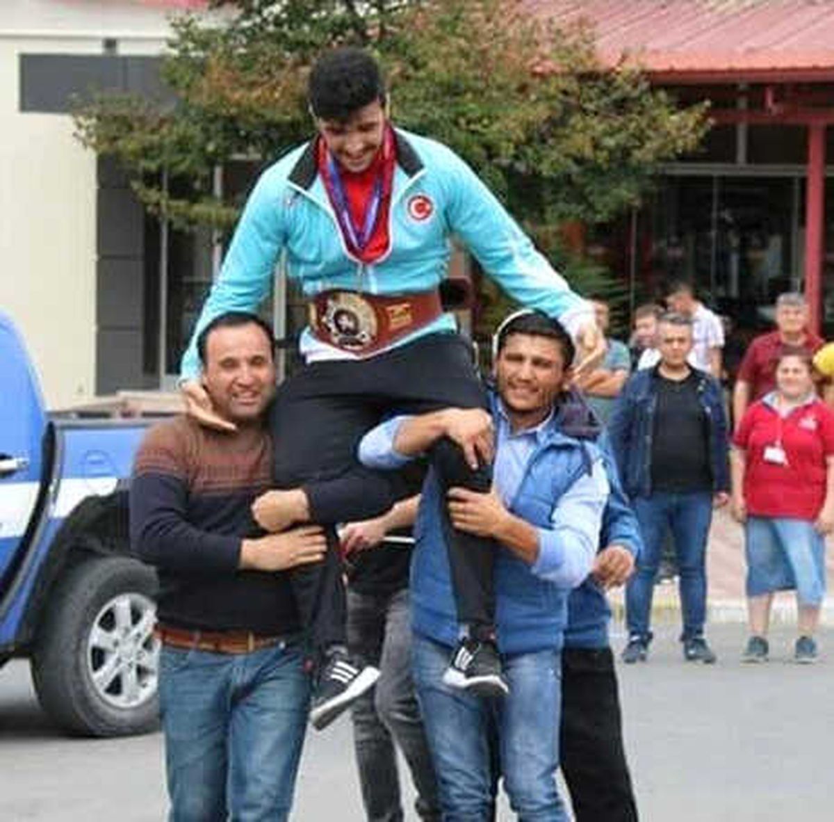 Dünya Şampiyonu Güreşçi Omuzlarda Taşındı