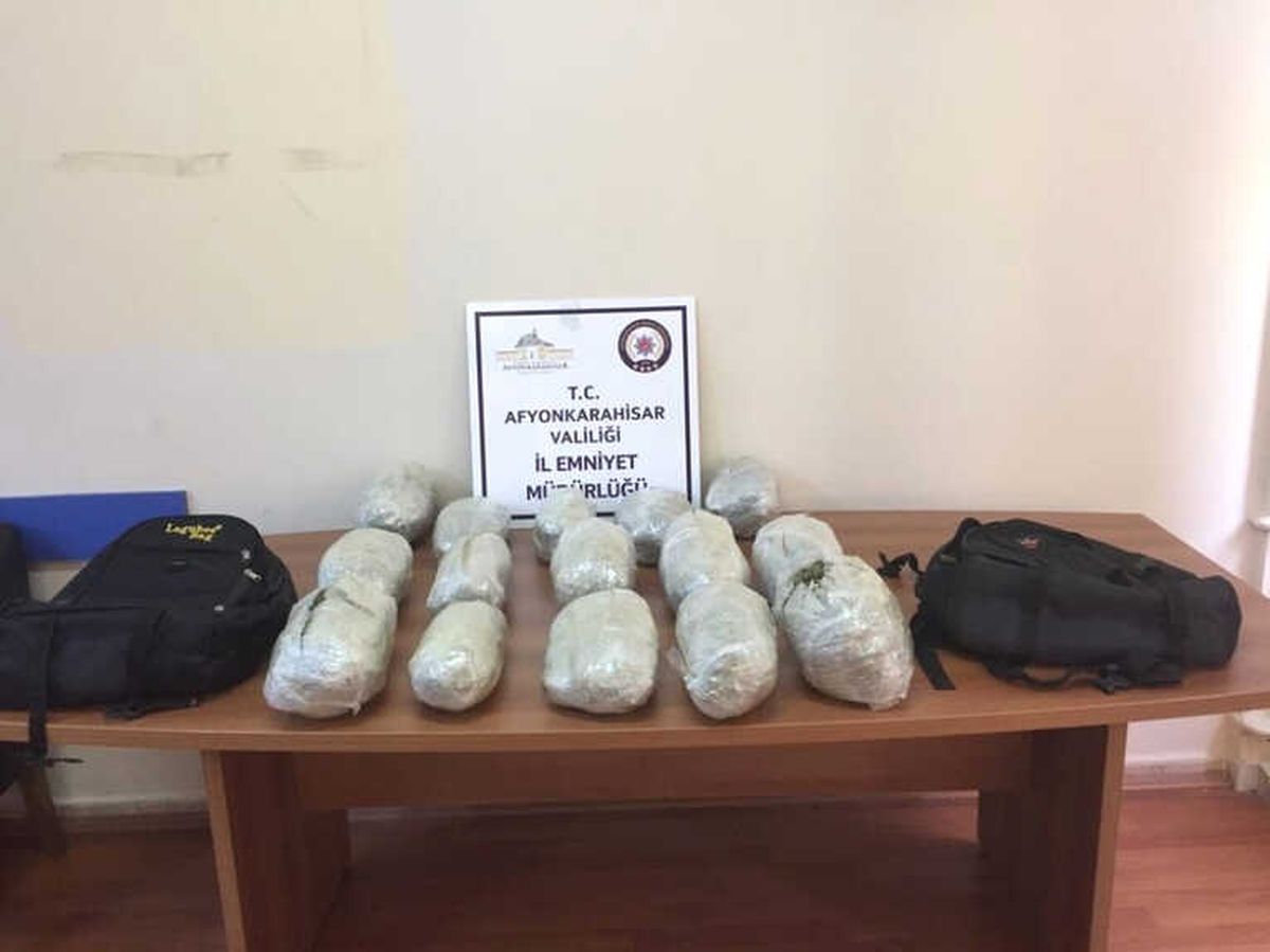 Durdurulan Araçtan 10 Kilo Esrar Çıktı, 5 Şüpheli Tutuklandı
