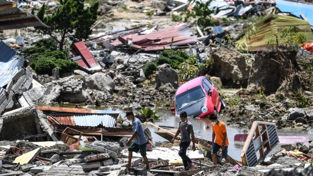 Endonezya\'da Deprem ve Tsunami: Çamura Gömülen Kilisede 34 Öğrencinin Cesedi Bulundu