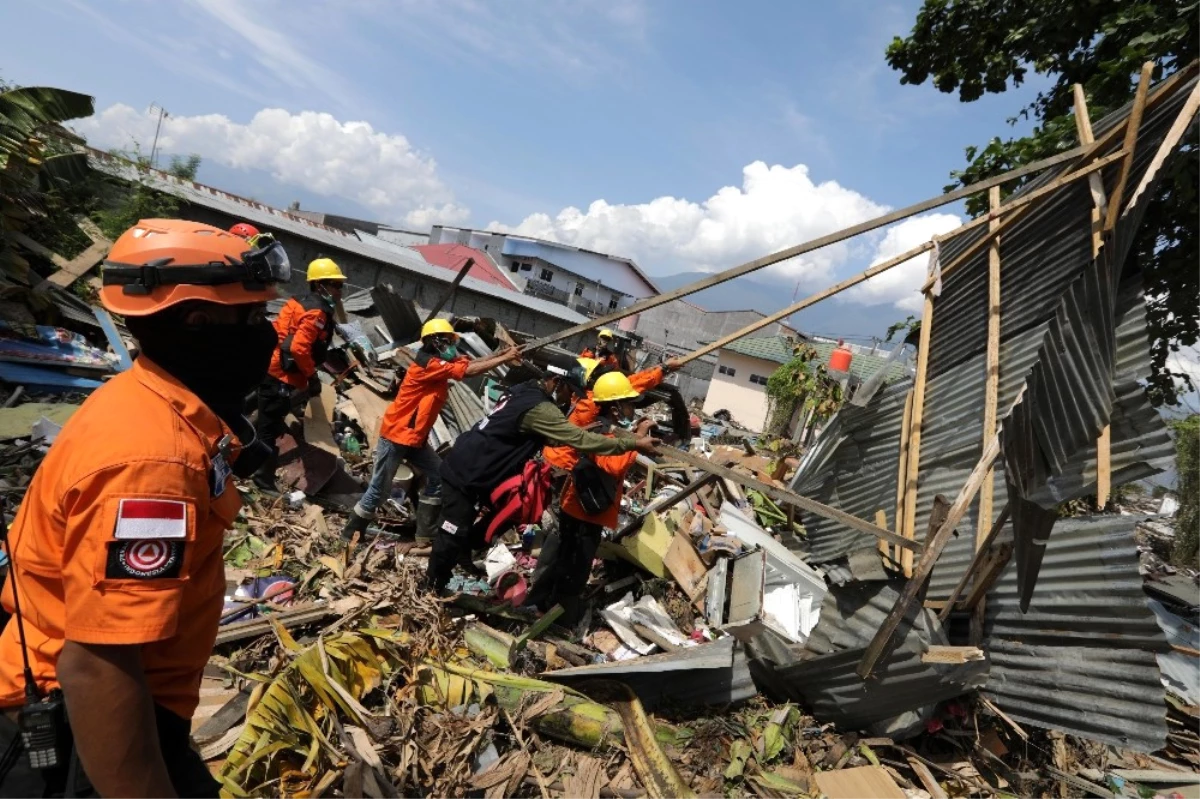 Endonezya\'da Ölü Sayısı Bin 234\'e Çıktı