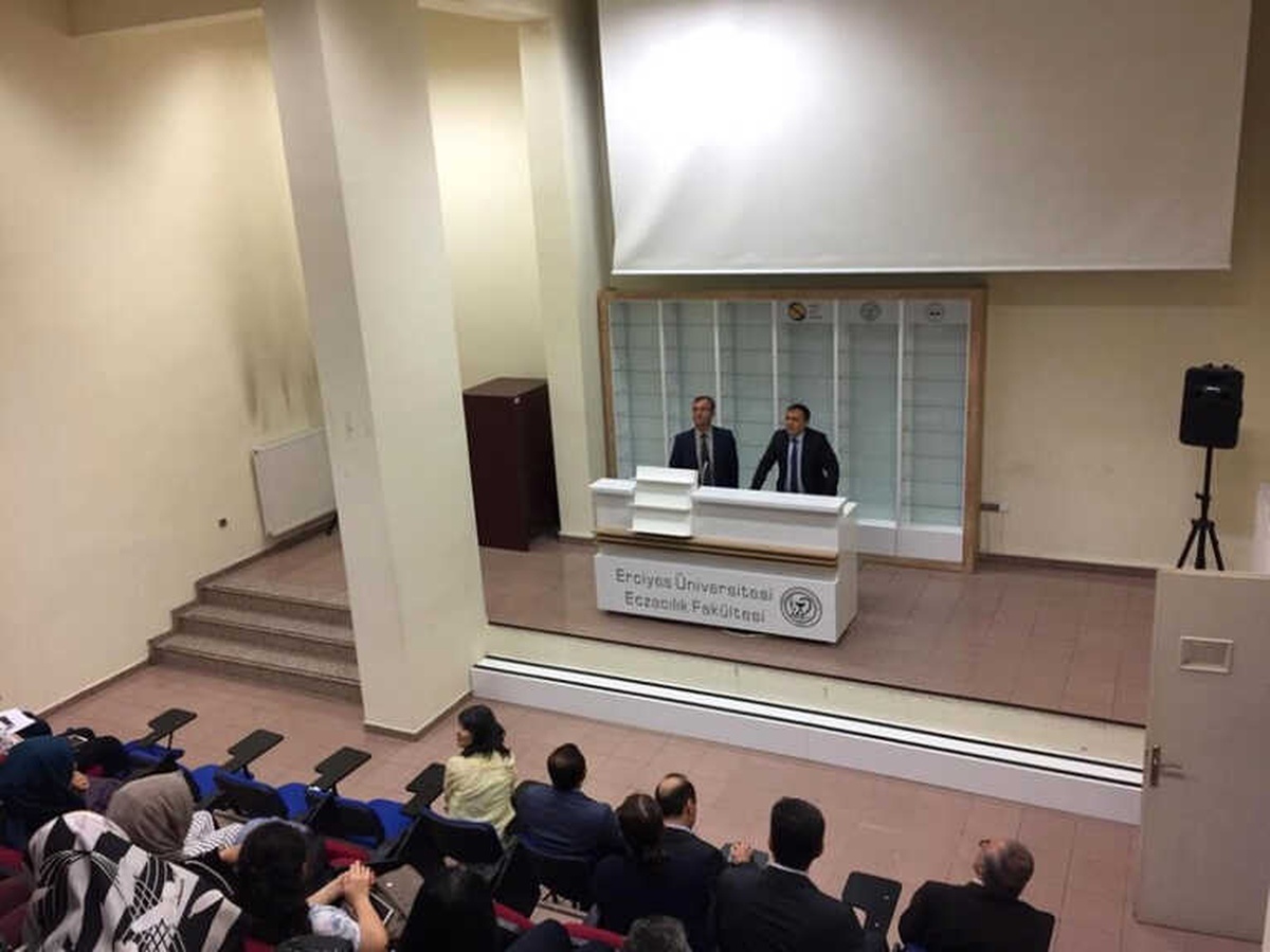 Erü Rektörü Eczacılık Fakültesi Öğrencileriyle Buluştu